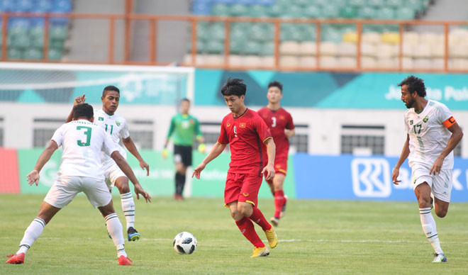 Một pha đi bóng của tiền đạo Công Phượng.