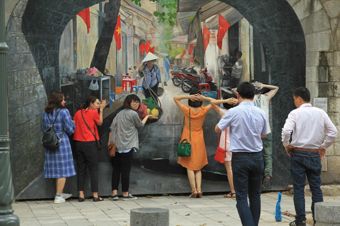 Du khách tương tác với tác phẩm trong dự án nghệ thuật công cộng Phùng Hưng.