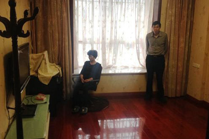 Ông bà Thẩm trong căn phòng của vợ chồng con trai quá cố.