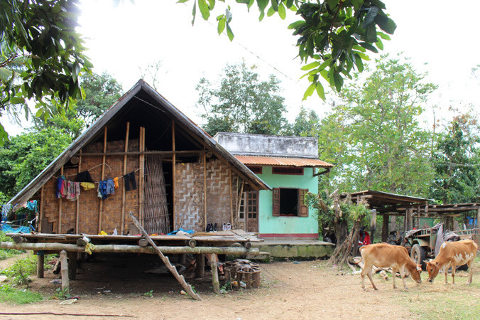 Ngôi nhà xây cấp 4 phía sau nhà sàn đã xuống cấp.