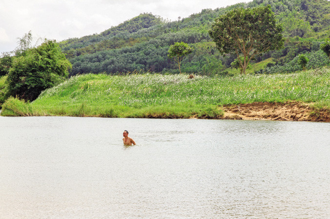 Sông Kỳ Lộ đoạn gần mạch nước nóng Triêm Ðức là bể bơi thiên nhiên lý tưởng.