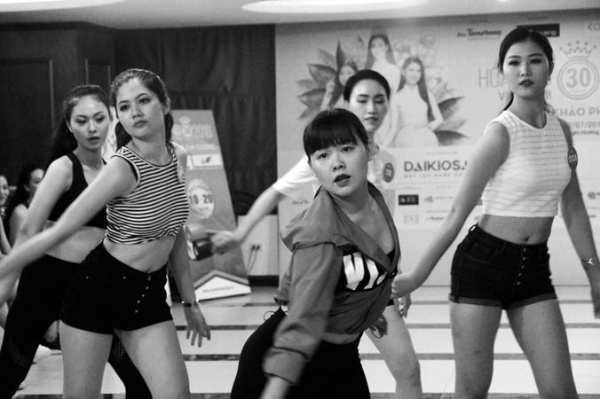 Hoàng Mến truyền năng lượng cho thí sinh Hoa hậu qua vũ đạo. Ảnh: N.M.Hà.