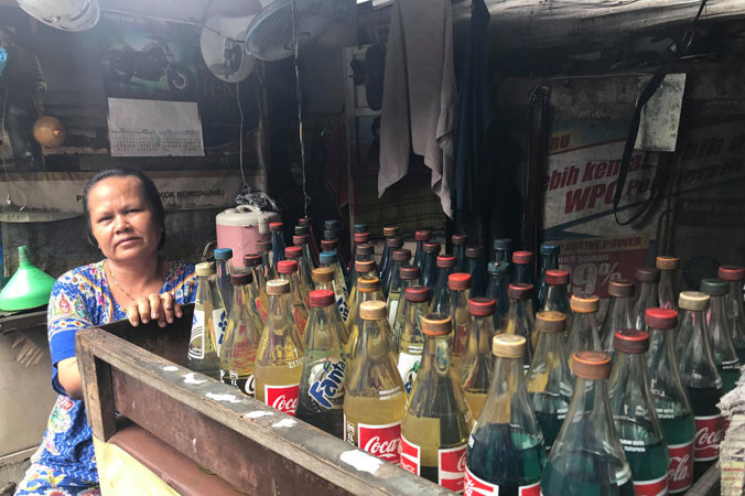 Một điểm bán xăng trong khu phố nghèo ở Jakarta. Xăng được đựng trong những vỏ chai nước ngọt đã qua sử dụng. Ảnh: NP.