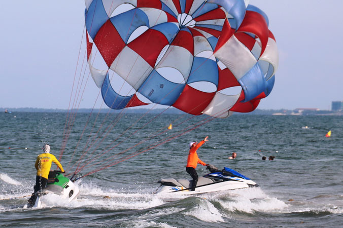 Mô tô nước ngày càng nhiều trên biển Ðà Nẵng. Ảnh: PV.