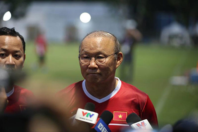 HLV Park Hang Seo trả lời báo chí sau buổi tập chiều tối 26/8. Ảnh: NHẤT NAM.