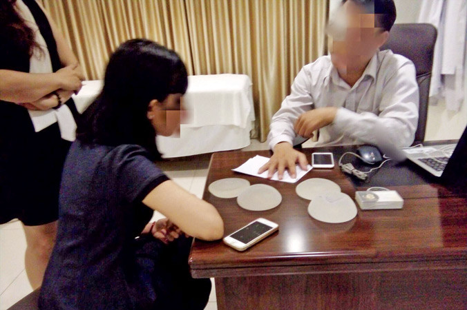 Một BS đang tư vấn túi ngực cho phóng viên. Ảnh: U.P.