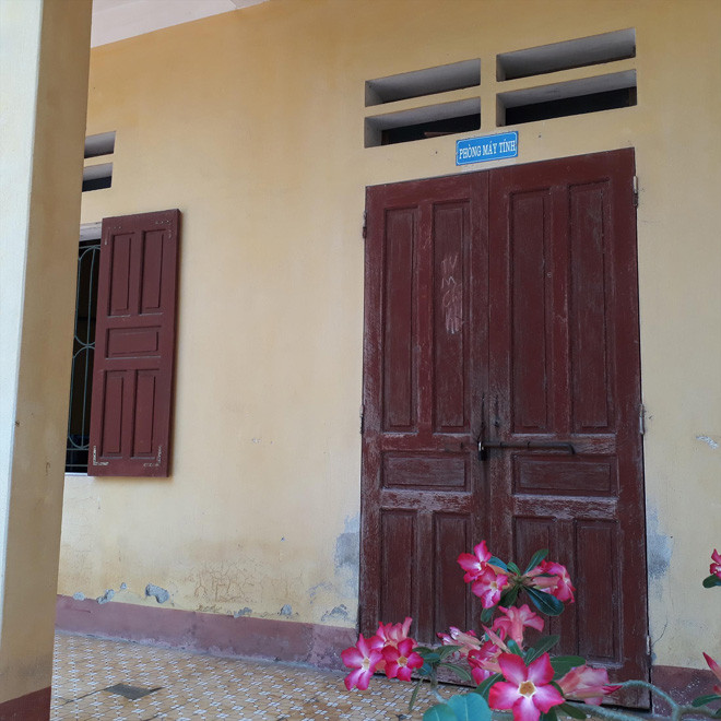 Phòng máy vi tính phục vụ học môn tin học của Trường tiểu học xã Quảng Bình, huyện Quảng Xương (Thanh Hóa) không hoạt động nhiều tháng nay vì thiếu giáo viên.