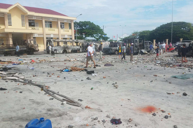 Trụ sở Cảnh sát PCCC ở thị trấn Phan Rí Cửa, huyện Bắc Bình bị các đối tượng quá khích phá hoại nghiêm trọng. Ảnh: Ngô Bình.