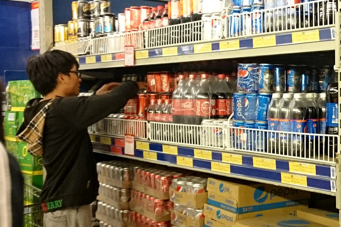 Các mặt hàng như là nước giải khát có đường (trừ sữa) sẽ phải chịu thuế tiêu thụ đặc biệt. Ảnh: Như Ý.