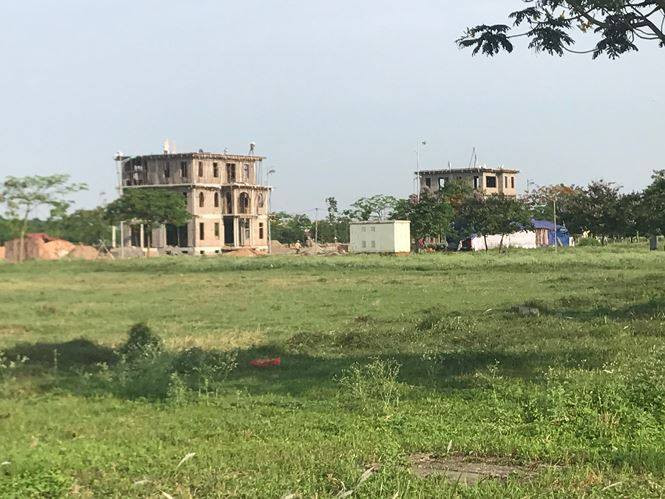 Nhiều khu đất vàng đang bị bỏ hoang suốt thời gian dài.