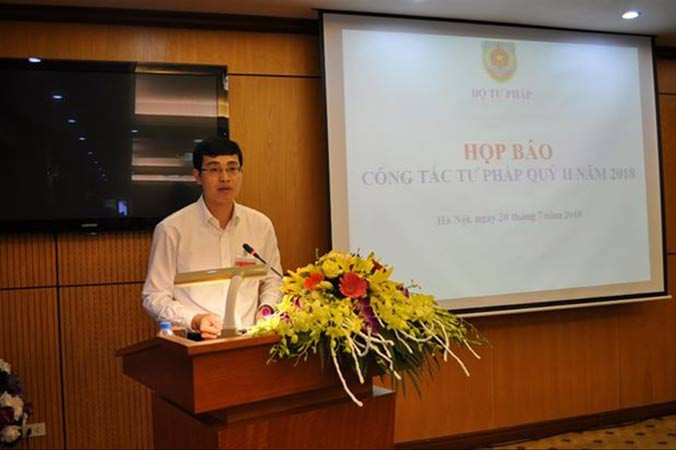 Ông Ðỗ Ðức Hiển - Chánh văn phòng kiêm người phát ngôn Bộ Tư pháp: “Bộ Tư pháp sẽ chỉ đạo các tổ chức, cá nhân có liên quan để xảy ra thiếu sót nêu trên nghiêm túc kiểm điểm”.