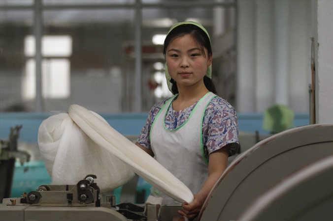 Lực lượng lao động trẻ Triều Tiên có thể bổ sung cho sự thiếu hụt ở Hàn Quốc. Trong ảnh: Một nữ công nhân dệt may ở Triều Tiên. Ảnh: Reuters.