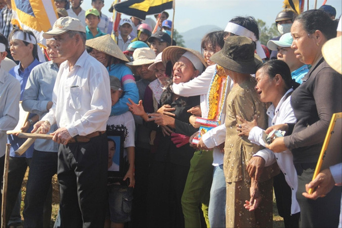 Nỗi đau quá lớn với những người ở lại. Ảnh: Thanh Trần.