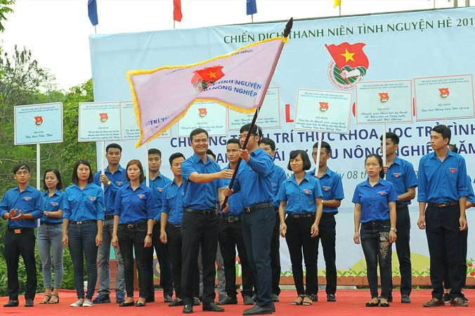 Bí thư T.Ư Ðoàn Bùi Quang Huy trao cờ xuất quân cho các đội hình tình nguyện. Ảnh: Xuân Tùng.