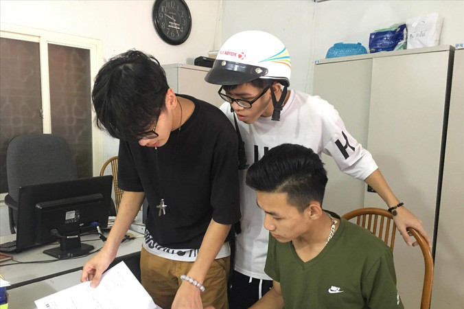 Thí sinh nhận giấy chứng nhận tạm thời để chuẩn bị xét tuyển sinh ÐH 2018. Ảnh: Nghiêm Huê.