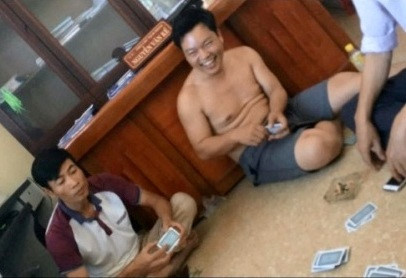 Các cán bộ xã Định Liên đánh bài tại trụ sở. Ảnh cắt từ clip.