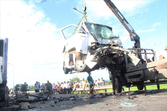 Hiện trường vụ tai nạn thảm khốc. Ảnh: H.Văn.