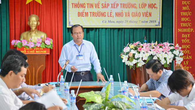 Lãnh đạo Sở GD&ĐT Cà Mau thông tin với báo chí về việc cắt hợp đồng giáo viên mà trường tự ý nhận vào giảng dạy. Ảnh: Zing