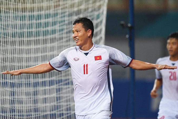 Anh Ðức ăn mừng sau pha ghi bàn bằng đầu đẹp mắt. Ảnh: Tuấn Anh.