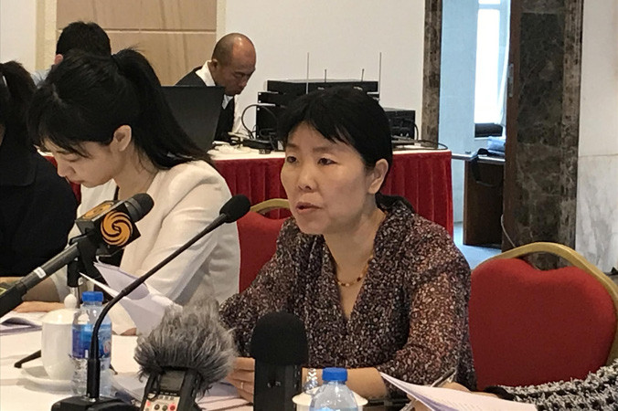 Đại biện lâm thời Trung Quốc Doãn Hải Hồng trong cuộc gặp báo chí sáng 13/4 ở Hà Nội. Ảnh: Thu Loan