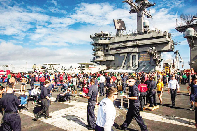 Trực thăng Blue Haws được kéo ra boong để vận chuyển lính Mỹ sang tàu sân bay. Ảnh: L.V.C.