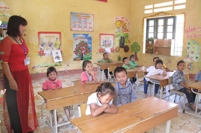 Giáo viên không thể yên tâm công tác khi đời sống không đảm bảo. Ảnh: Nghiêm Huê.