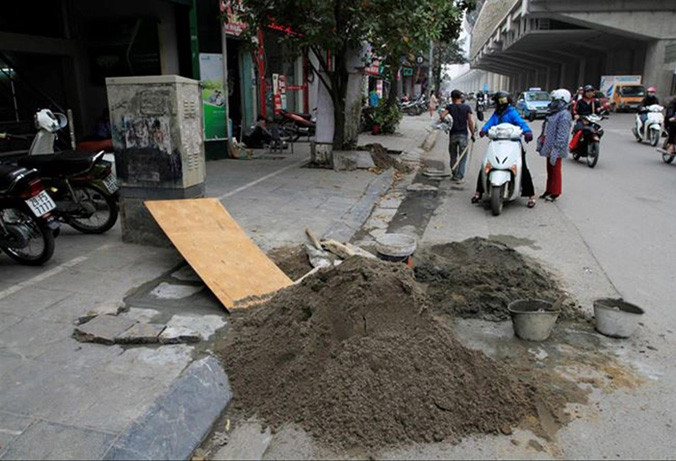 Vỉa hè đường Trần Phú (Hà Đông) bị hư hỏng phải sửa chữa đợt tháng 11/2017. Ảnh: Trường Phong.