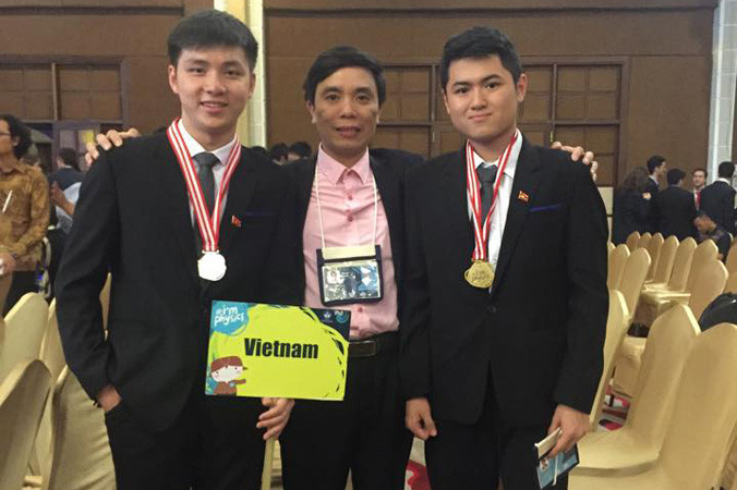 Trần Hữu Bình Minh (bên phải) và thầy Trần Văn Nga (Phó Hiệu trưởng trường THPT Chuyên Phan Bội Châu) tại cuộc thi Olympic Vật lý quốc tế.