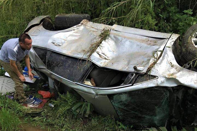 Chiếc xe bị cướp nát bét sau khi lao xuống ruộng lúa.