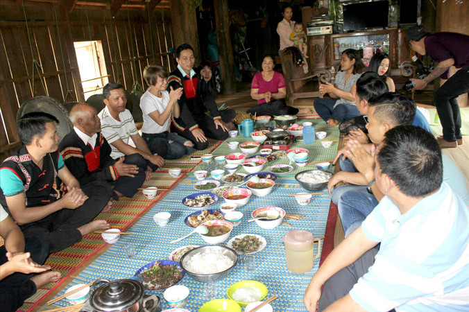 Nữ chủ nhà luôn ngồi ở vị trí đầu mâm cơm.