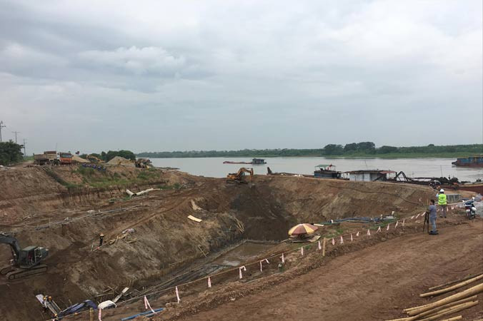 Khu vực lấy nước từ sông Ðuống vào nhà máy đang được xây dựng.