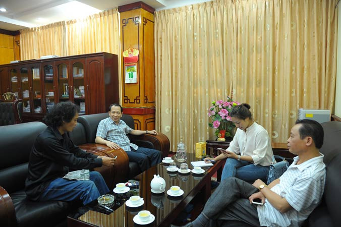 Ông Trần Ðức Quý (thứ hai từ trái sang) - Phó Chủ tịch UBND tỉnh Hà Giang, và ông Vũ Văn Sử (ngoài cùng bên phải) – Giám đốc Sở GD&ÐT tỉnh này, trả lời phỏng vấn báo Tiền Phong. Ảnh: Xuân Tùng.