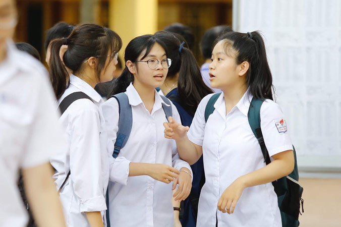 Học sinh trao đổi bài thi môn Toán sau khi dự thi lên lớp 10 tại trường THPT Kim Liên ngày 7/6/2018. Ảnh: Như Ý.