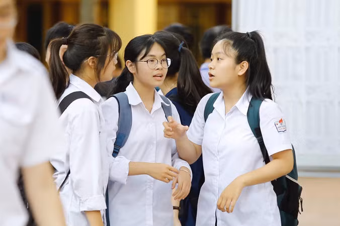 Học sinh trao đổi bài thi môn Toán sau khi dự thi lên lớp 10 tại trường THPT Kim Liên ngày 7/6/2018. Ảnh: Như Ý.