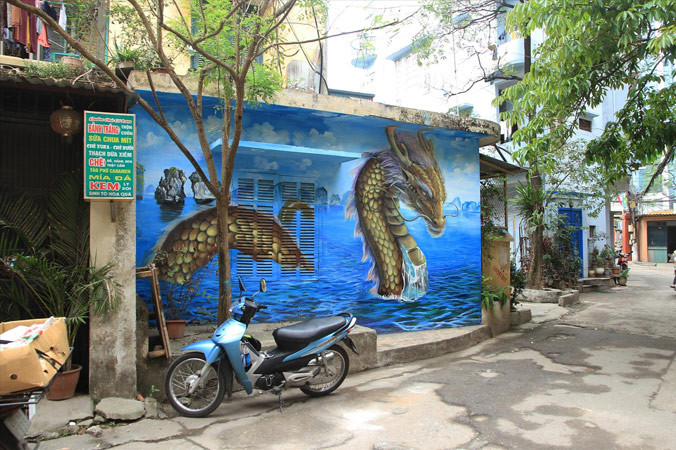 Hình rồng có thể tìm thấy trên mạng được tái tạo trong dự án Nghệ thuật kiến tạo cộng đồng tại tập thể Học viện Phụ nữ Trung ương, phố Pháo Đài Láng, Hà Nội.