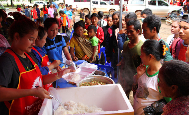 ​Phục vụ bữa ăn trưa cho người dân sơ tán.
