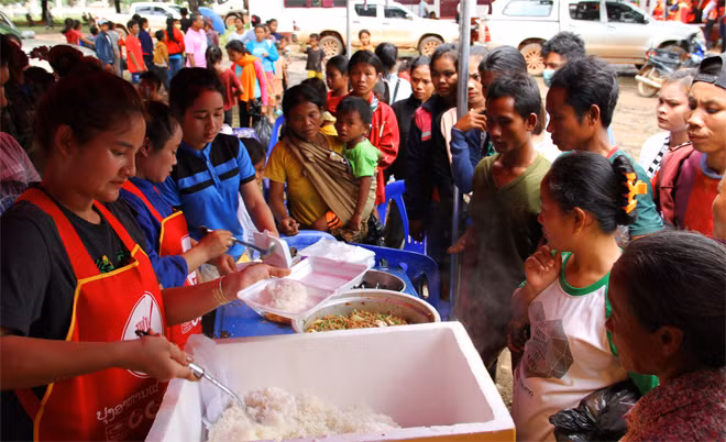 ​Phục vụ bữa ăn trưa cho người dân sơ tán.