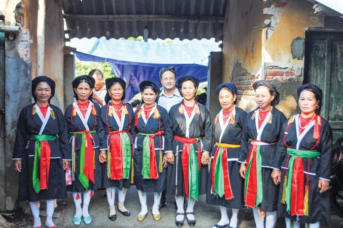 Bàn Tuấn Năng cùng bà con dân tộc Sán Dìu ở Vĩnh Phúc. Ảnh: Hồng Hà. 
