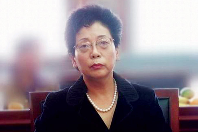 Bạch Hoằng tham ô để đổ tiền vào mỹ viện.