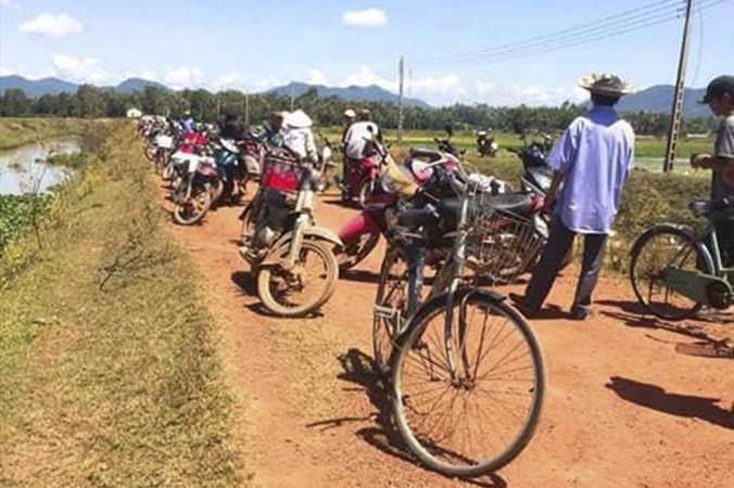 Người dân tập trung về đầm Trà Ổ để phản đối dự án Nhà máy điện mặt trời.