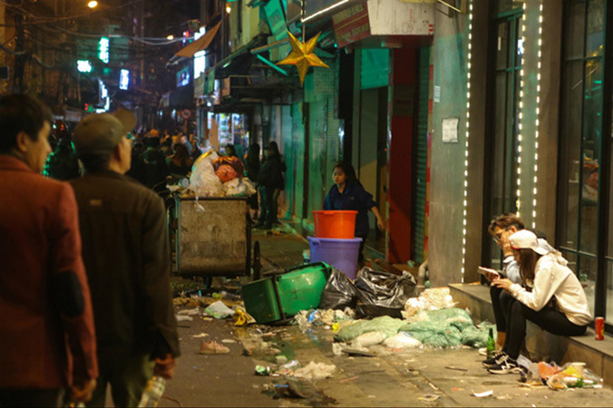 Rác thải ngập đường sau giao thừa.