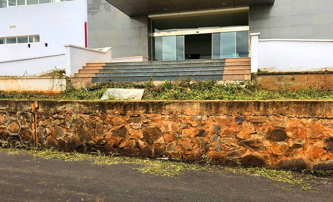 Các tòa nhà của bệnh viện đều có cửa bên hông nhưng không có bậc thang và lối xuống đường.