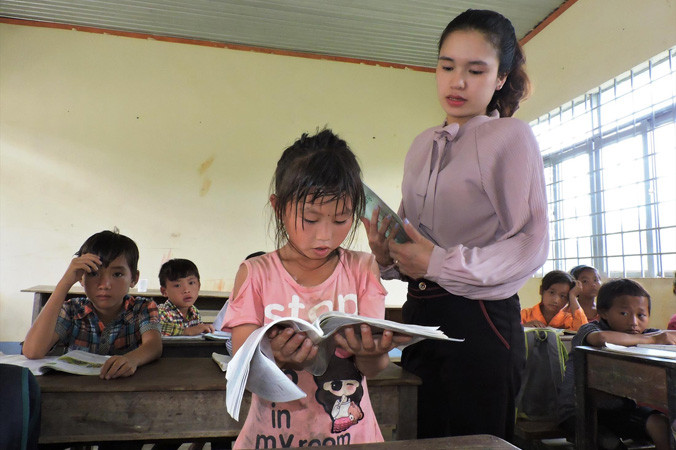 Giáo viên và học sinh điểm trường Ea Rớt.