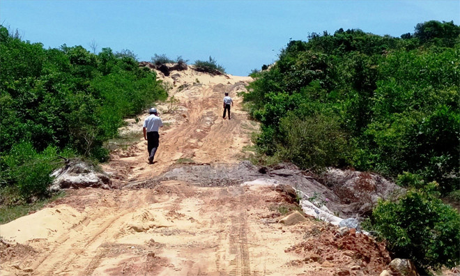 Một vùng đất ven biển thuộc thị trấn Lăng Cô bị cày xới​(TT-Huế).