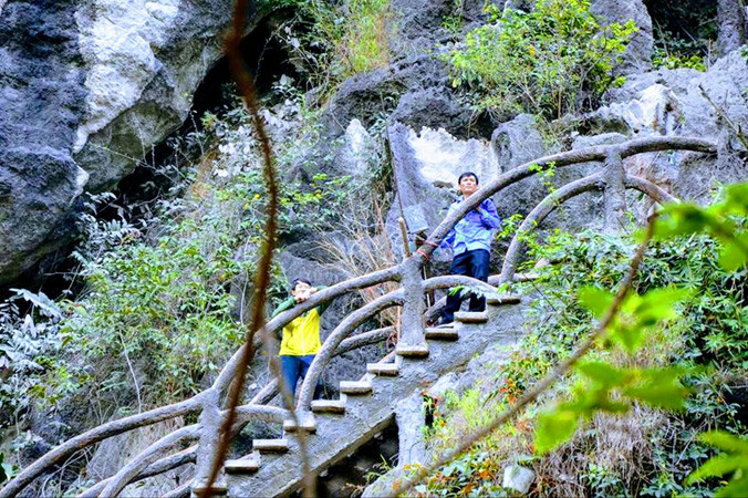 Sở Xây dựng Ninh Bình khảo sát, lập phương án tháo dỡ công trình vi phạm ở Tràng An. Ảnh: Minh Đức.