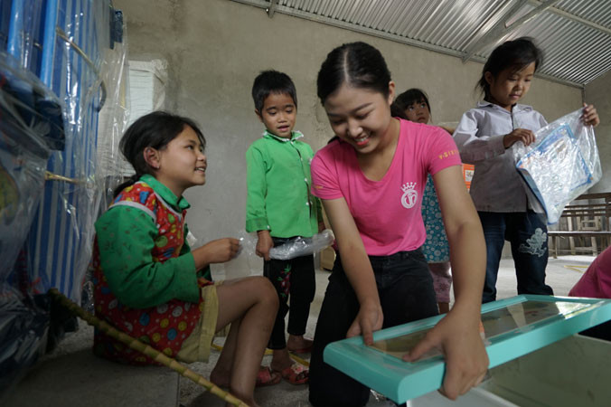 Nụ cười của các em khi trường mới được trang bị những đồ dùng học tập, sinh hoạt mới.