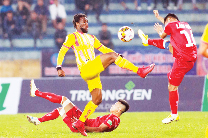 Bóng đá Việt Nam vừa sáng lên với thành công của ĐT U23 lại bắt đầu bị bôi bẩn bởi cuộc tranh giành ghế lãnh đạo VFF ở đại hội sắp tới. Ảnh: VS.