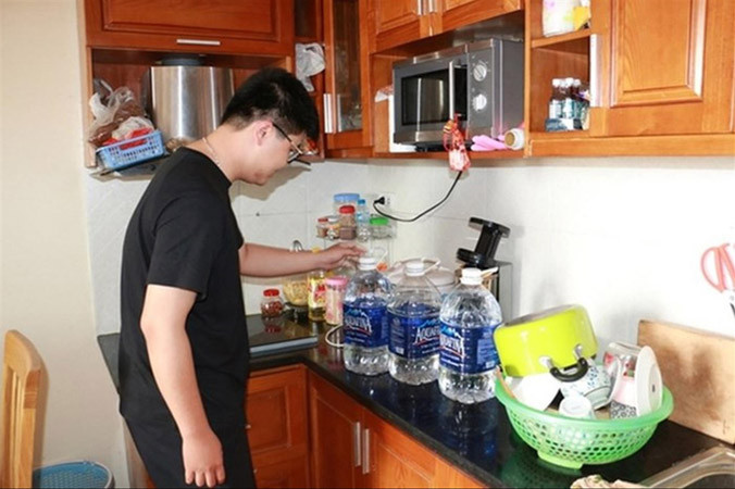 Cư dân Mulberry Land (phường Mỗ Lao, quận Hà Đông) phải mua nước bình “chữa cháy” vì mất nước trong những ngày đầu tháng 5/2018. Ảnh: T.H.