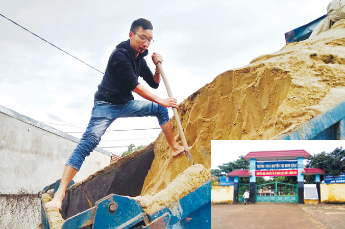 Thầy Nguyễn Tuấn Anh (trường THCS Nguyễn Thị Minh Khai, xã Krông Búk, huyện Krông Pắk) bị thôi việc gần 1 năm nay, phải đi phụ xe chở cát kiếm sống. Ảnh: Vũ Long.