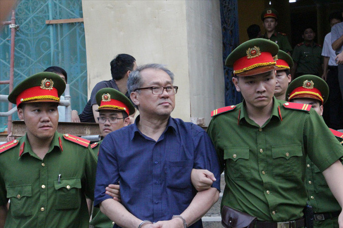 Dẫn giải ông Phạm Công Danh rời toà.